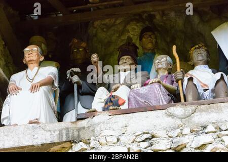 Tombe di roccia con tau ta a Leha, Tana Toraja, Sulawesi, Indonesia. Foto Stock