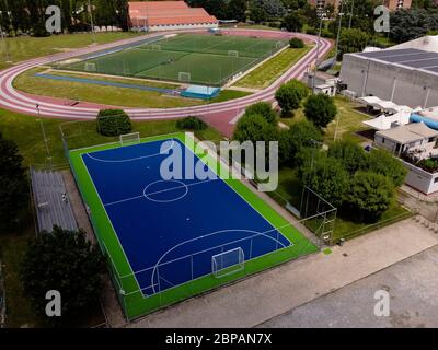 Torino, Italia. 18 maggio 2020. TORINO - 18 maggio 2020: (NOTA PER LA REDAZIONE: Immagine creata con un drone) La vista aerea mostra un impianto sportivo del CUS Torino (Centro Universitario di Torino Sport). Il blocco dovuto al COVID-19 coronavirus emergenza ha vietato tutte le attività sportive. (Foto di Nicolò campo/Sipa USA) Credit: Sipa USA/Alamy Live News Foto Stock