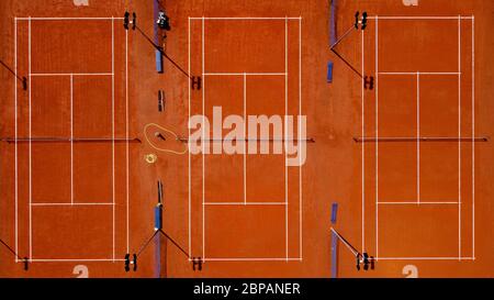 Torino, Italia. 18 maggio 2020. TORINO - 18 maggio 2020: (NOTA PER LA REDAZIONE: Immagine creata con un drone) Vista aerea mostra tre campi da tennis in terra battuta. Il blocco dovuto al COVID-19 coronavirus emergenza ha vietato tutte le attività sportive. (Foto di Nicolò campo/Sipa USA) Credit: Sipa USA/Alamy Live News Foto Stock