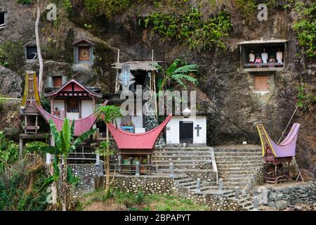 Tombe di roccia con tau ta a Leha, Tana Toraja, Sulawesi, Indonesia. Foto Stock