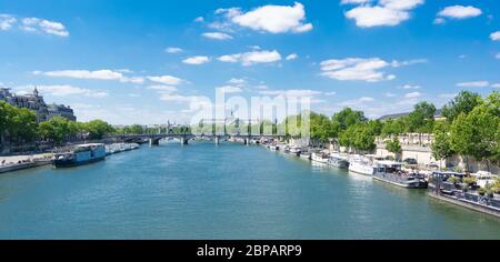 Parigi/Francia: Vista panoramica del porto degli champs elysees sul fiume senna con case galleggianti. Foto Stock