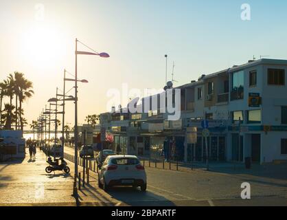 PAPHOS, CIPRO - 13 FEBBRAIO 2019: Strada dello shopping lungo la strada a Paphos Promenade, Cipro Foto Stock