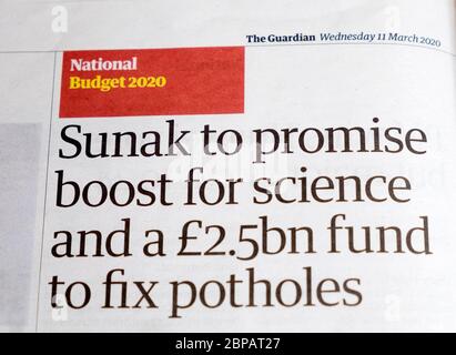 UK Budget 2020 giornale titolo Rishi 'Sunak per promettere di aumentare per la scienza e un fondo £2.5bn per fissare potholes' Guardian all'interno della pagina articolo UK Foto Stock