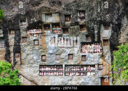 Tombe di roccia con tau ta a Leha, Tana Toraja, Sulawesi, Indonesia. Foto Stock