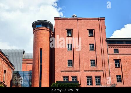 Facciata di un edificio rinnovato di un vecchio birrificio nella città di Poznan Foto Stock