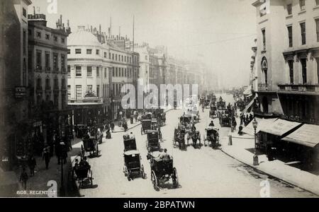 Carrozze e pedoni di Hackney su Regent Street London Foto Stock