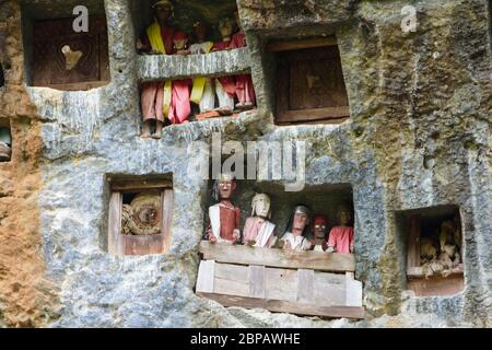 Tombe di roccia con tau ta a Leha, Tana Toraja, Sulawesi, Indonesia. Foto Stock