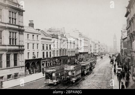 Tram sulla strada alta Belfast, Albert Clock, Irlanda del Nord Foto Stock