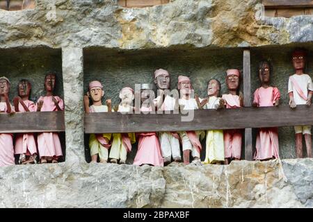 Tombe di roccia con tau ta a Leha, Tana Toraja, Sulawesi, Indonesia. Foto Stock