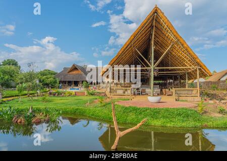 Hwange / Zimbabwe - 4 febbraio 2020: Gli edifici del Shearwater Explorers Village Hotel alle Cascate Victoria Foto Stock