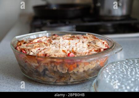 Condire con i pomodori in salsa cremosa in un recipiente di vetro. Foto Stock