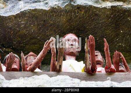 Tombe di roccia con tau ta a Leha, Tana Toraja, Sulawesi, Indonesia. Foto Stock