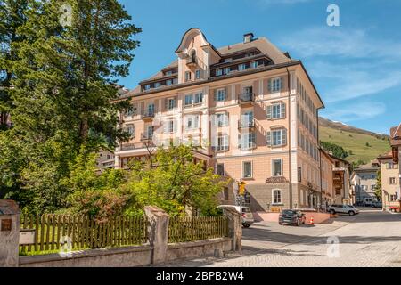 Hotel Engiadina nel centro storico di Zuoz, Engadina, Grigioni, Svizzera Foto Stock