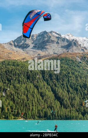 Kitesurfer sul Lago Silvaplana, Engadina, Grigioni, Svizzera Foto Stock