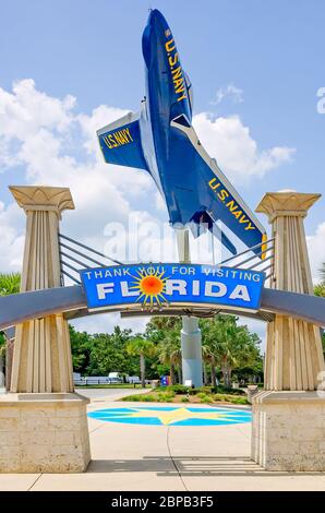 Un benvenuto al cartello della Florida e un Grumman F-9 Cougar Jet, uno degli aerei da performance Blue Angel, accolgono i visitatori del Florida Welcome Center. Foto Stock