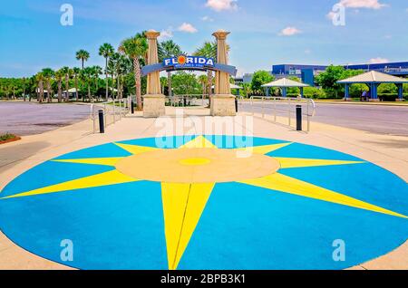 Un benvenuto in Florida Sign accoglie i visitatori del Florida Welcome Center sull'Interstate 10, 16 maggio 2020, a Pensacola, Florida. Foto Stock