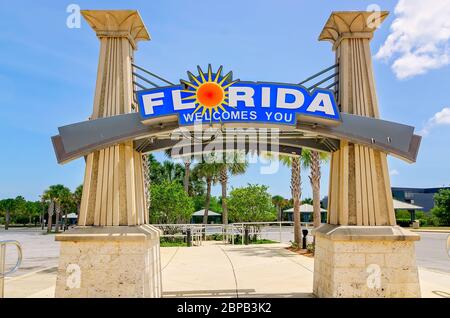 Un benvenuto in Florida Sign accoglie i visitatori del Florida Welcome Center sull'Interstate 10, 16 maggio 2020, a Pensacola, Florida. Foto Stock