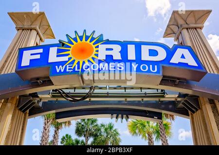 Un benvenuto in Florida Sign accoglie i visitatori del Florida Welcome Center sull'Interstate 10, 16 maggio 2020, a Pensacola, Florida. Foto Stock