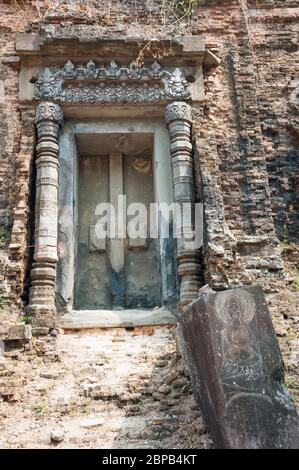 Antico tempio ingresso. Sito archeologico di Sambor Prei Kuk, provincia di Kampong Thom, Cambogia, Sud-est asiatico Foto Stock