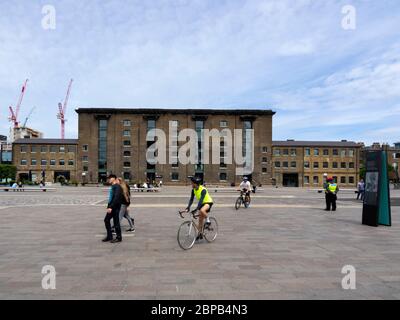 Londra. REGNO UNITO. 17 maggio 2020 all'ora di pranzo. Ampio angolo di visione di Granary Square durante il Lockdown. Foto Stock