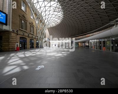 Londra. REGNO UNITO. 17 maggio 2020 all'ora di pranzo. Ampio angolo di visione della Sala della Stazione ferroviaria di King's Cross durante il Lockdown. Foto Stock