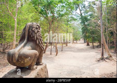 Antica scultura di leone all'ingresso di un tempio. Sito archeologico di Sambor Prei Kuk, provincia di Kampong Thom, Cambogia, Sud-est asiatico Foto Stock