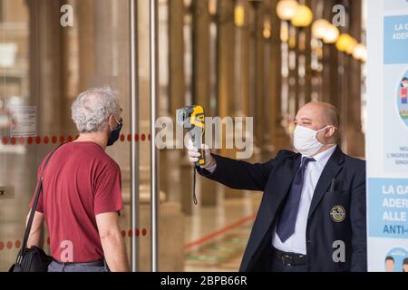 Roma, Italia. 18 maggio 2020. Controllo della temperatura corporea all'ingresso della Galleria Alberto Sordi a Roma il 18 maggio 2020. (Foto di Matteo Nardone/Pacific Press/Sipa USA) Credit: Sipa USA/Alamy Live News Foto Stock