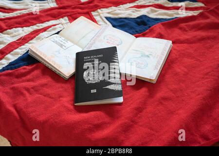 Passaporto della Nuova Zelanda sulla bandiera del paese. Foto Stock