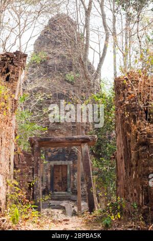 Antiche rovine del tempio nella foresta. Sito archeologico di Sambor Prei Kuk, provincia di Kampong Thom, Cambogia, Sud-est asiatico Foto Stock