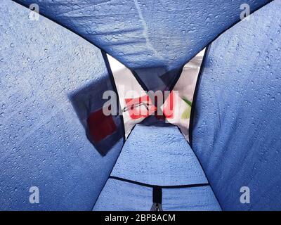 Tenda bagnata con sacchetto di plastica sulla parte superiore per fermare la pioggia Foto Stock