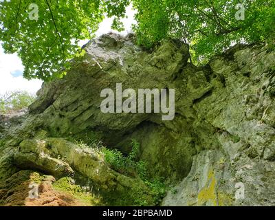 Grotta nelle rocce di montagna Foto Stock