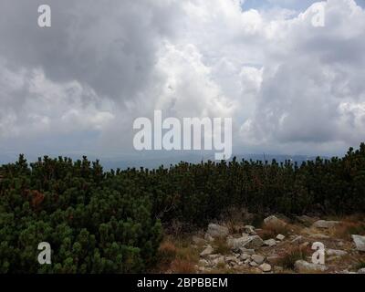 Nuvole temporalesche sopra la montagna Foto Stock