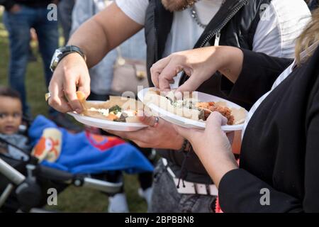 Festival alimentare multiculturale olandese per parlare e mangiare insieme e entrare in un dialogo Foto Stock