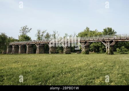 Ponte di legno sul fiume Korana a Karlovac, Croazia Foto Stock