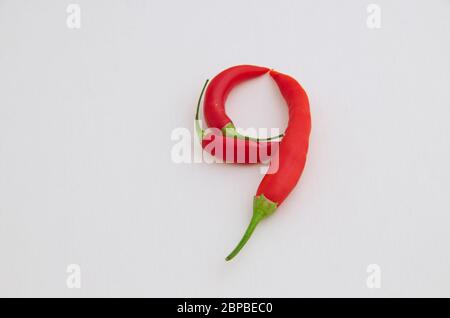 Segno 9, ottenuto dal frutto di peperoncino fresco con un gambo verde, Sofia, Bulgaria Foto Stock