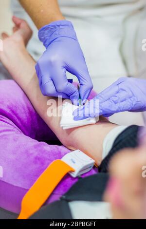 Medico che raccoglie il sangue in ospedale Foto Stock