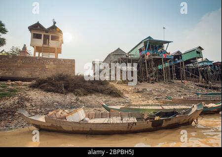 Barche sul fiume e case su palafitte a Kampong Phluk, provincia di Siem Reap, Cambogia centro-settentrionale, Asia sudorientale Foto Stock