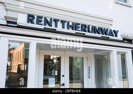 Un logo all'esterno di un punto vendita Rent the Runway a Washington, D.C., il 9 maggio 2020. Foto Stock