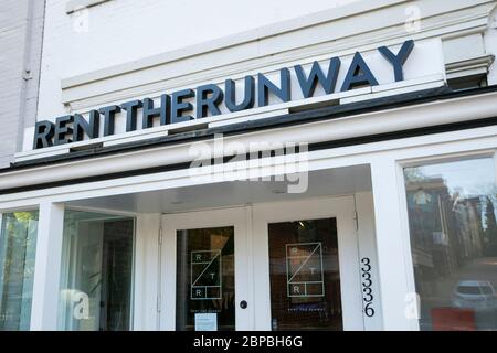 Un logo all'esterno di un punto vendita Rent the Runway a Washington, D.C., il 9 maggio 2020. Foto Stock