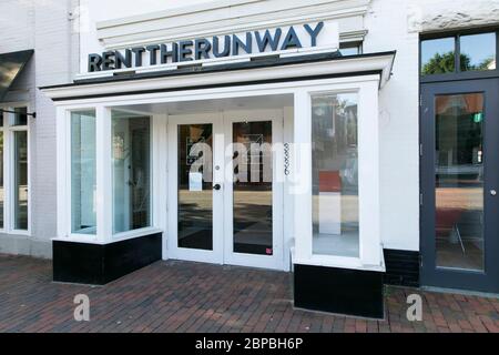 Un logo all'esterno di un punto vendita Rent the Runway a Washington, D.C., il 9 maggio 2020. Foto Stock