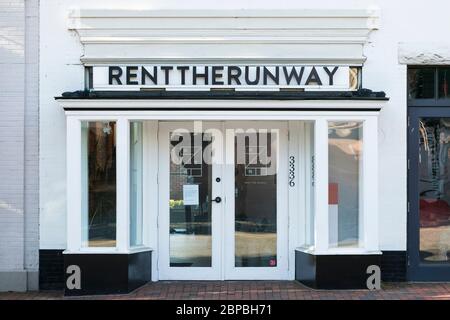 Un logo all'esterno di un punto vendita Rent the Runway a Washington, D.C., il 9 maggio 2020. Foto Stock