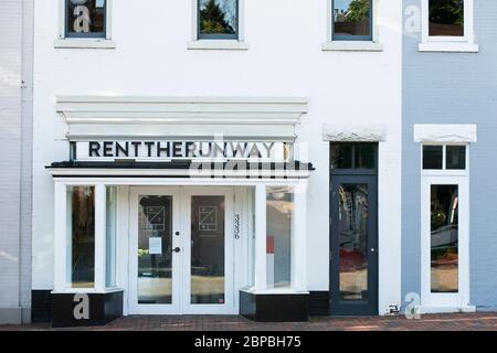 Un logo all'esterno di un punto vendita Rent the Runway a Washington, D.C., il 9 maggio 2020. Foto Stock