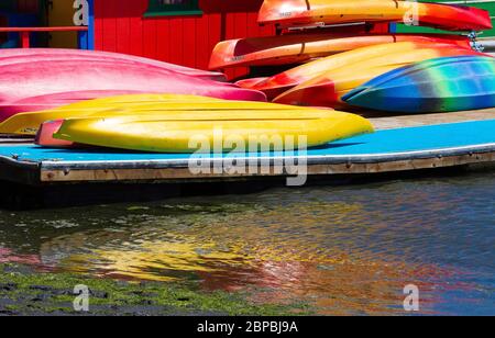 Noleggio di kayak multicolore Foto Stock