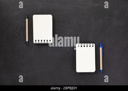 Vista dall'alto del notebook Cover Craft vuoto a spirale con penna nera Foto Stock