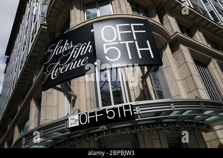 Un cartello con il logo all'esterno di un Saks Fifth Avenue Saks, al di fuori del quinto punto vendita di Washington, D.C., il 9 maggio 2020. Foto Stock