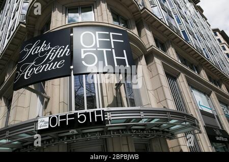 Un cartello con il logo all'esterno di un Saks Fifth Avenue Saks, al di fuori del quinto punto vendita di Washington, D.C., il 9 maggio 2020. Foto Stock