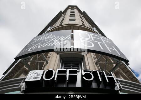 Un cartello con il logo all'esterno di un Saks Fifth Avenue Saks, al di fuori del quinto punto vendita di Washington, D.C., il 9 maggio 2020. Foto Stock