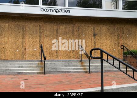 Un cartello con il logo all'esterno di un negozio di Bloomingdale è salito e chiuso il 9 maggio 2020 a Chevy Chase, Maryland. Foto Stock