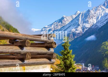 Alpi svizzere in Svizzera, balcone in legno e picchi innevati in Zermatt Foto Stock