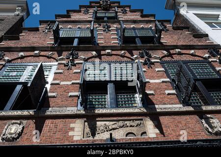 Haarlem, Paesi Bassi - Maggio 2017: Edificio a timpano nella piazza della città, Haarlem Foto Stock